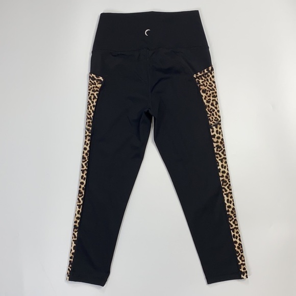 Zyia Active Cropped Leopard Print Crop Leggings/Capri With Pockets - Picture 3 of 9